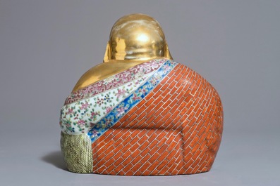 Een grote vergulde Chinese famille rose figuur van Boeddha, 19/20e eeuw